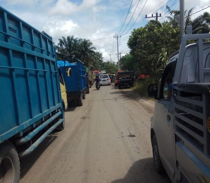 Mobil truk yang melintas di Jalan Lintas Tengah terjebak macet akibat truk angkutan batu bara terguling di Desa Simpang Selanjut Kecamatan Kelayang, Inhu, Sabtu (29/10/2022)